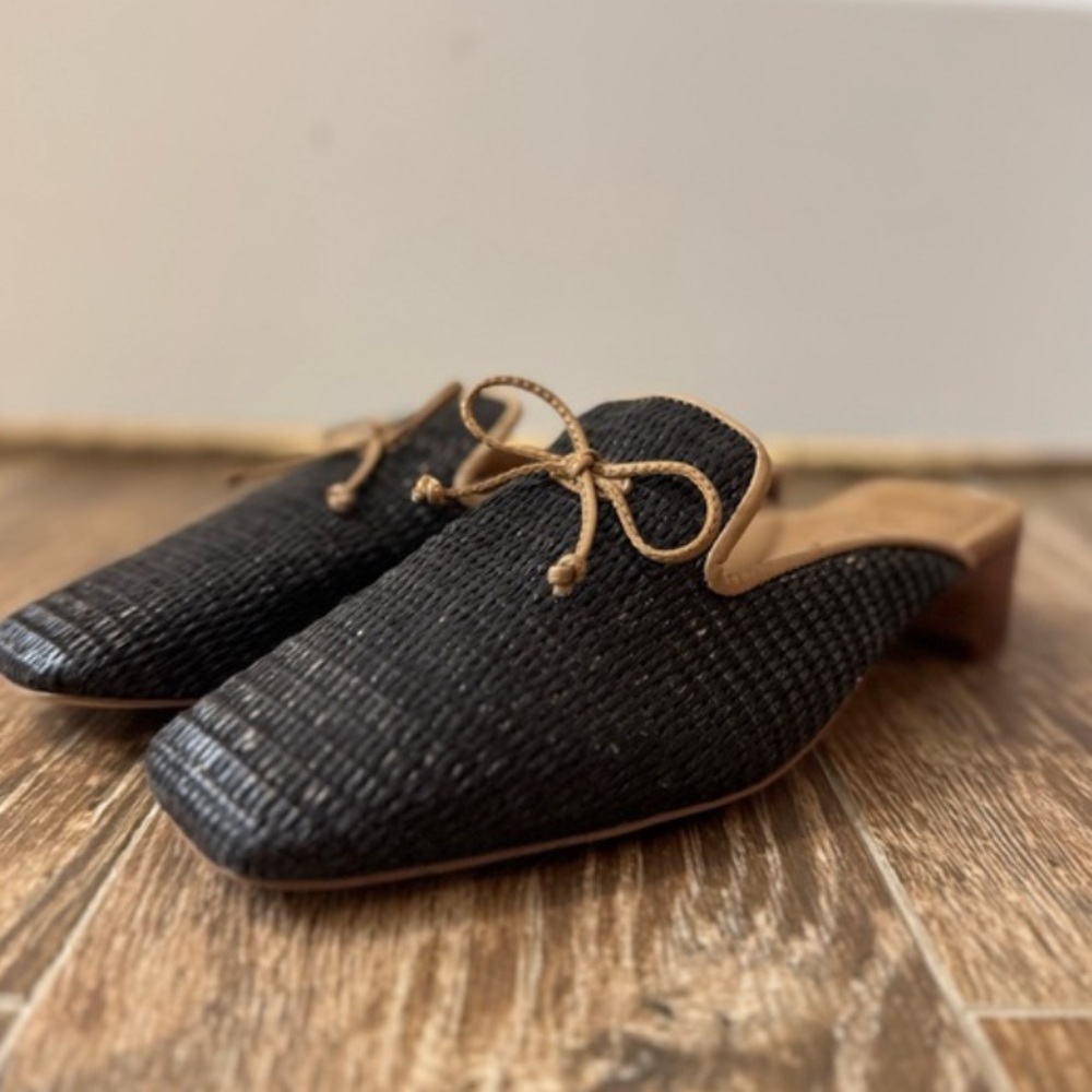 Eric Javits Black Woven Raffia Slip-On Mules with Tan Trim
